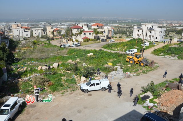 فيديو: قوات كبيرة ومُدججة بالدبابات والصواريخ تهدم اساسات بيت الشيخ غازي عيسى بحجة البناء في ارض المنهال ...